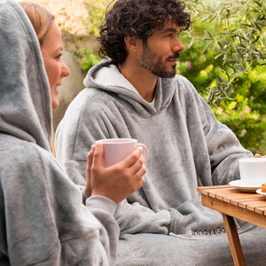 CAMISOLA TÉRMICA COM CAPUZ E BOLSO PARA CASA - POLAR COAT™